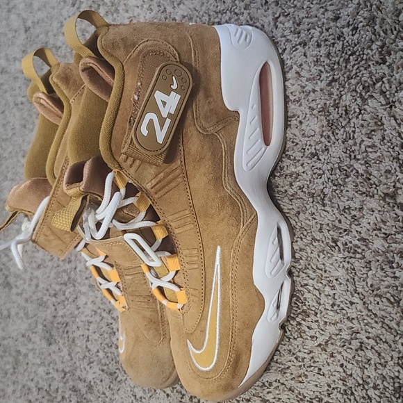 SHOES - Picture 1 of 5